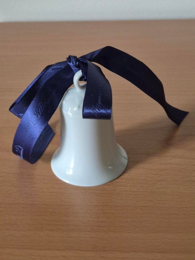 Klokje wit met blauw lintje - porselein, Verzenden