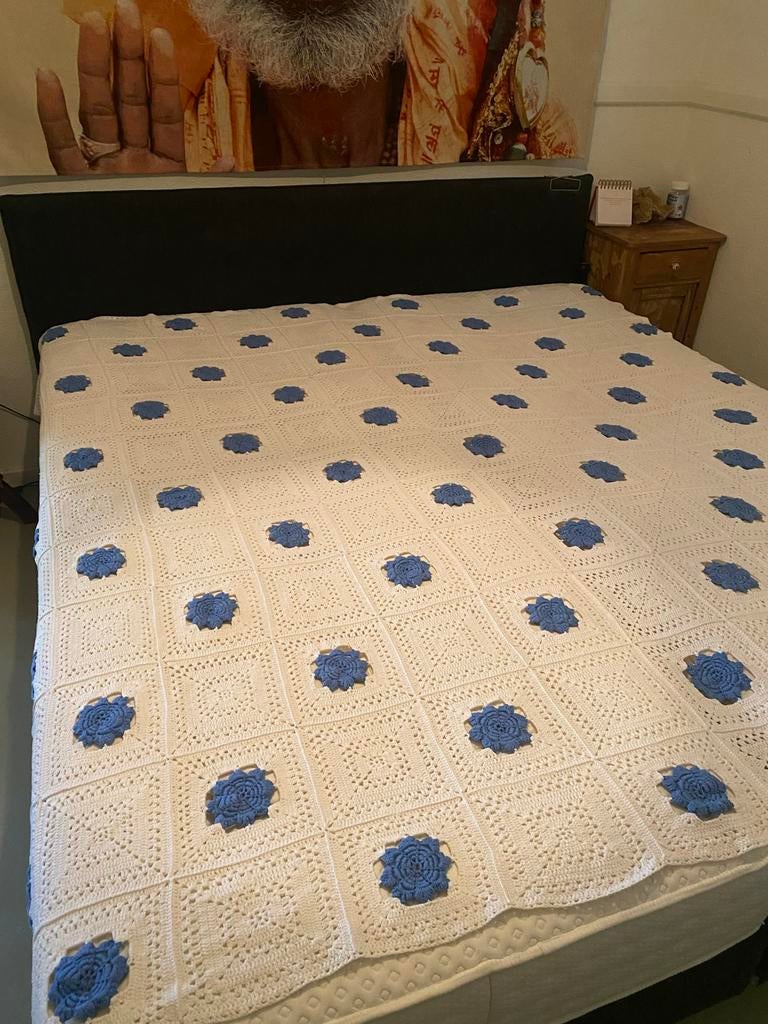 Groot gehaakt sprei wit met blauwe bloemen, Ophalen of Verzenden, Zo goed als nieuw