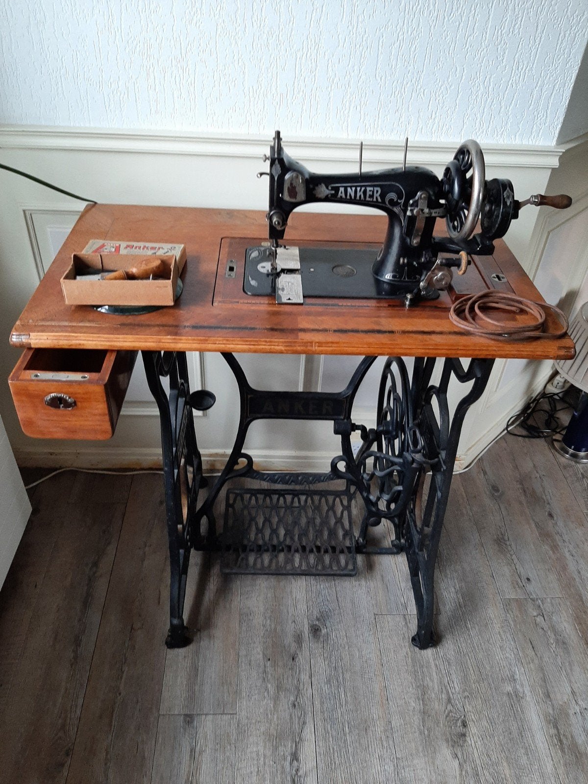 Hand- en trapnaaimachine uit grootmoederstijd, Antiek en Kunst, Ophalen of Verzenden