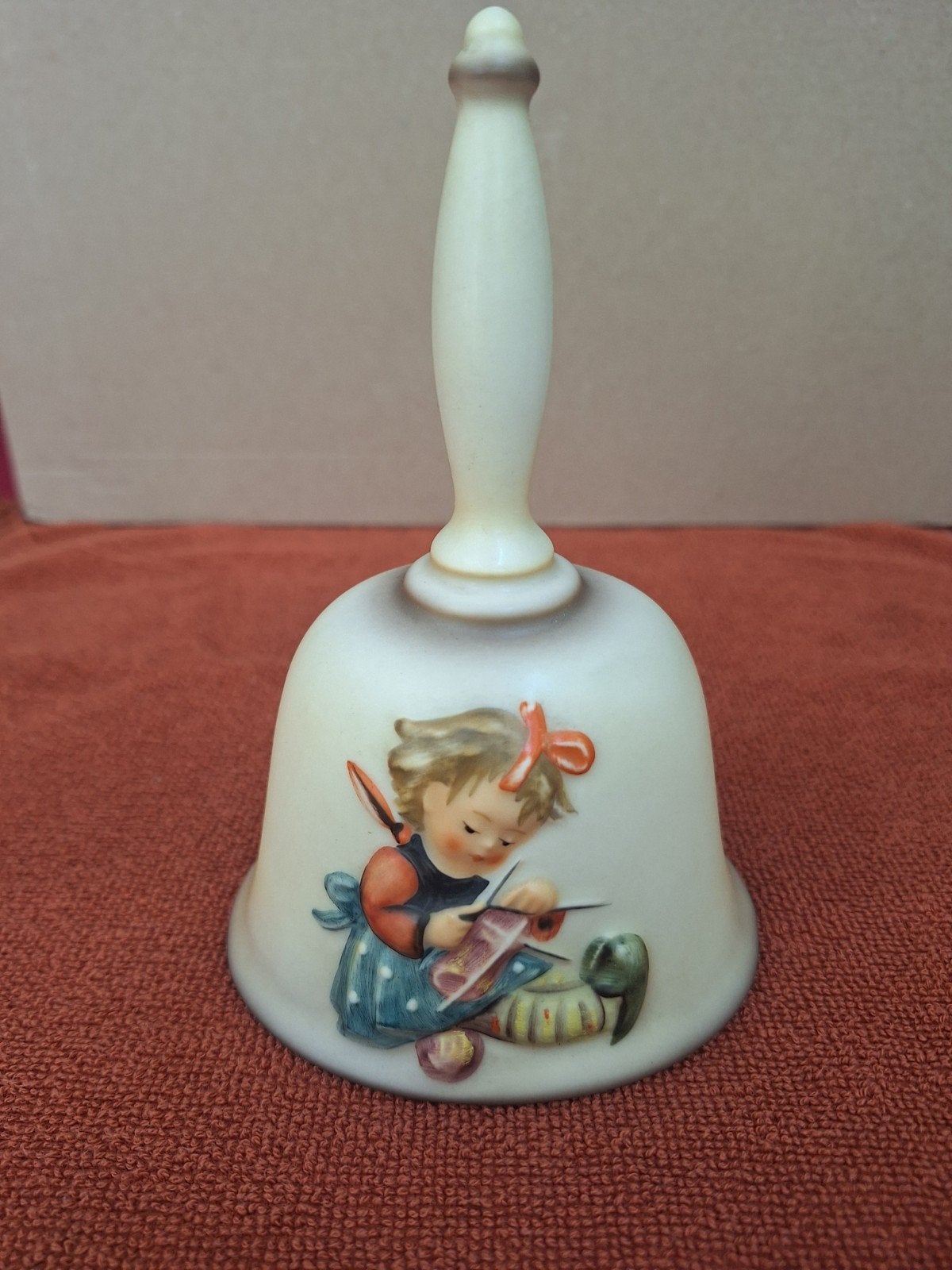Hummeltje Goebel bel / klok 1983 meisje breien, Ophalen of Verzenden