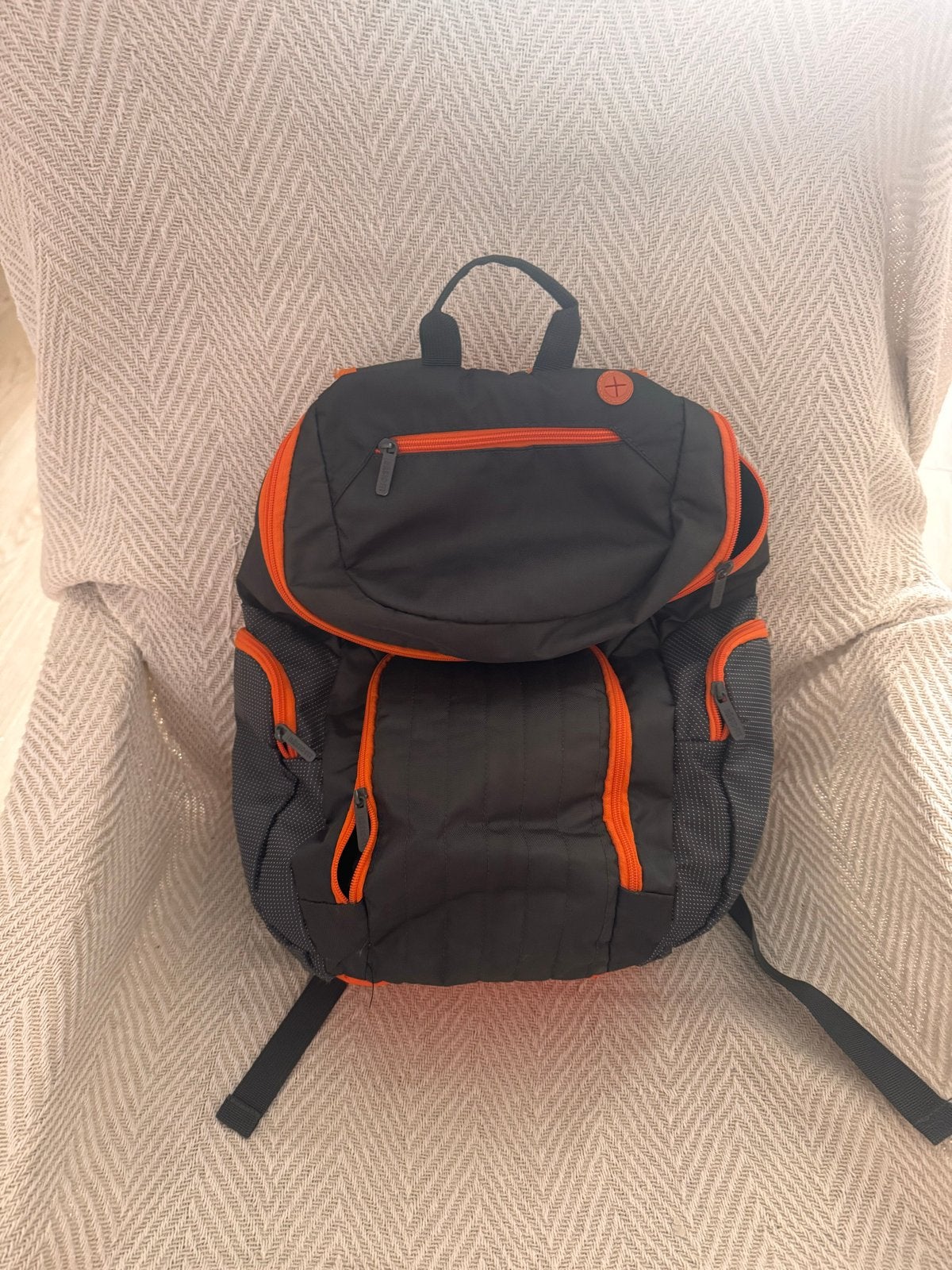 Compacte rugzak zwart/oranje - Basic-Fit, Sieraden, Tassen en Uiterlijk, Tassen | Rugtassen, Overige merken, Gebruikt, 25 tot 40 cm