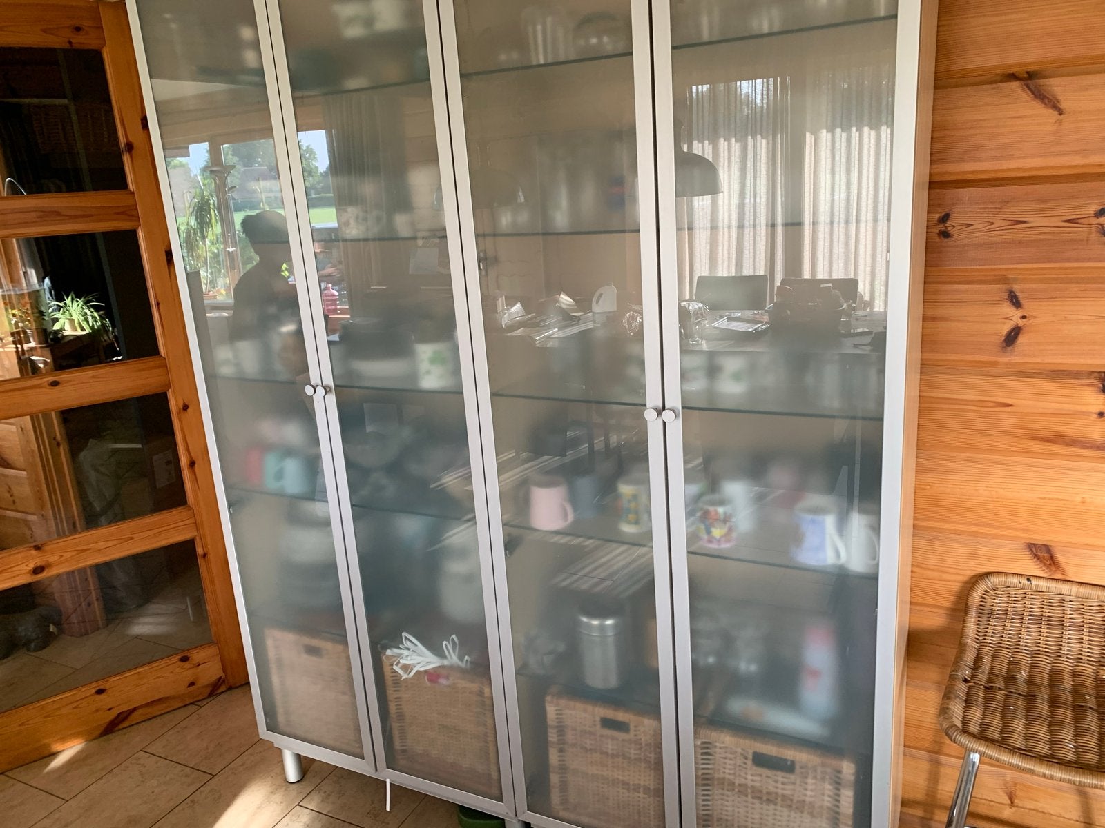 2x IKEA Vitrinekast met glazen deuren, Ophalen, Zo goed als nieuw