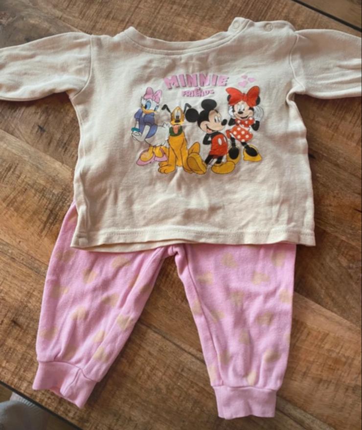 Leuke pyjama Minnie Mouse & vrienden - maat 62, Kinderen en Baby's, Babykleding | Maat 62, Gebruikt, Meisje, Nacht- of Onderkleding