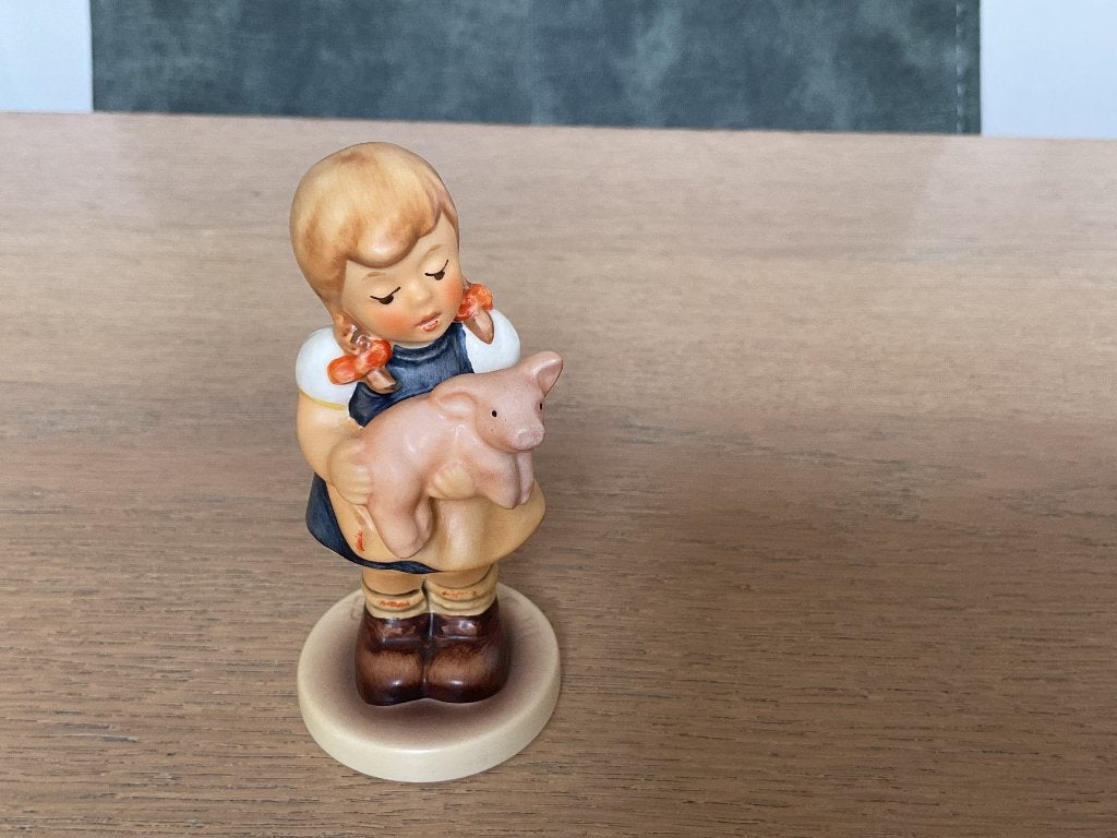 Hummel beeldje 2052 meisje met biggetje/pigtails, Ophalen of Verzenden, Zo goed als nieuw, Hummel