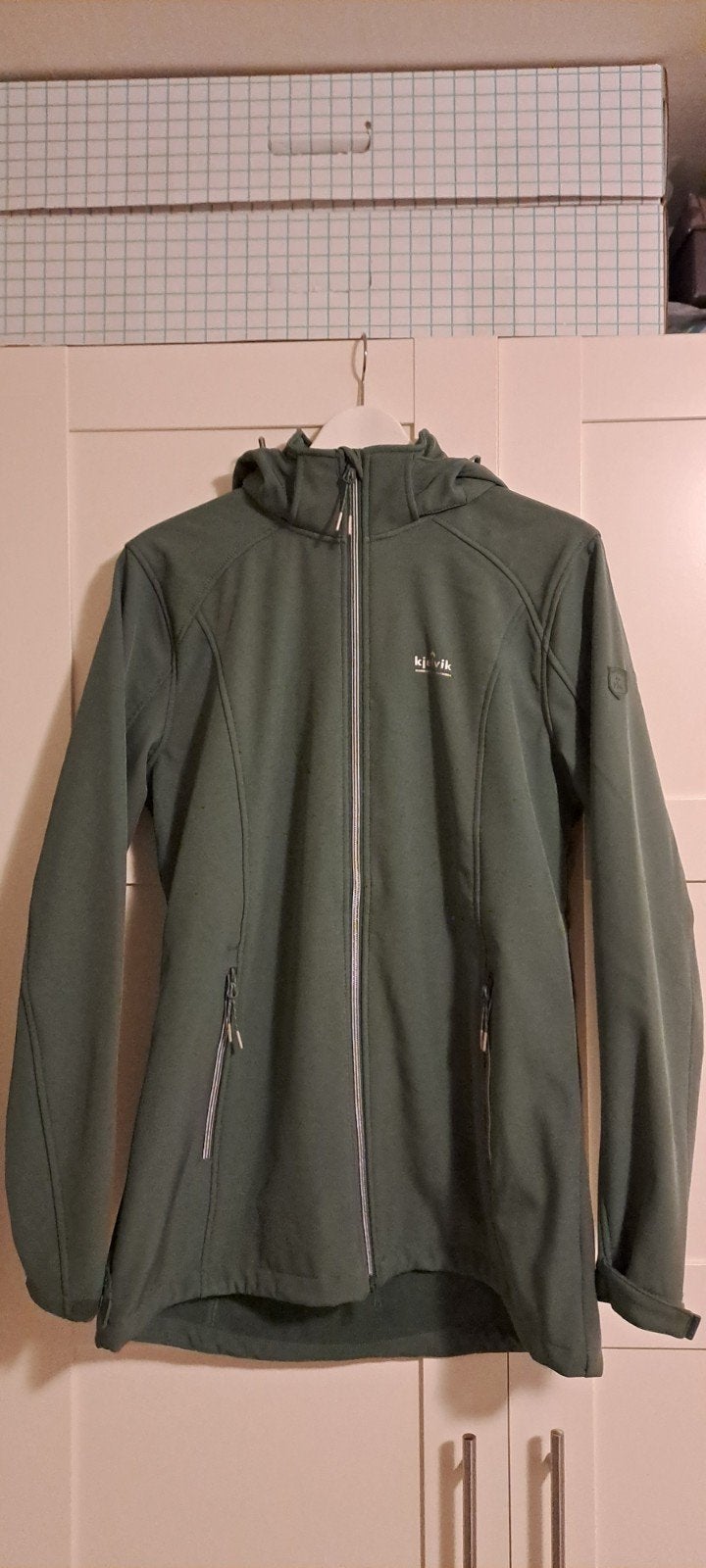 Nieuwe dames softshelljas Kjelvik maat 42 groen, Maat 42/44 (L), Nieuw, Ophalen of Verzenden, Kjelvik