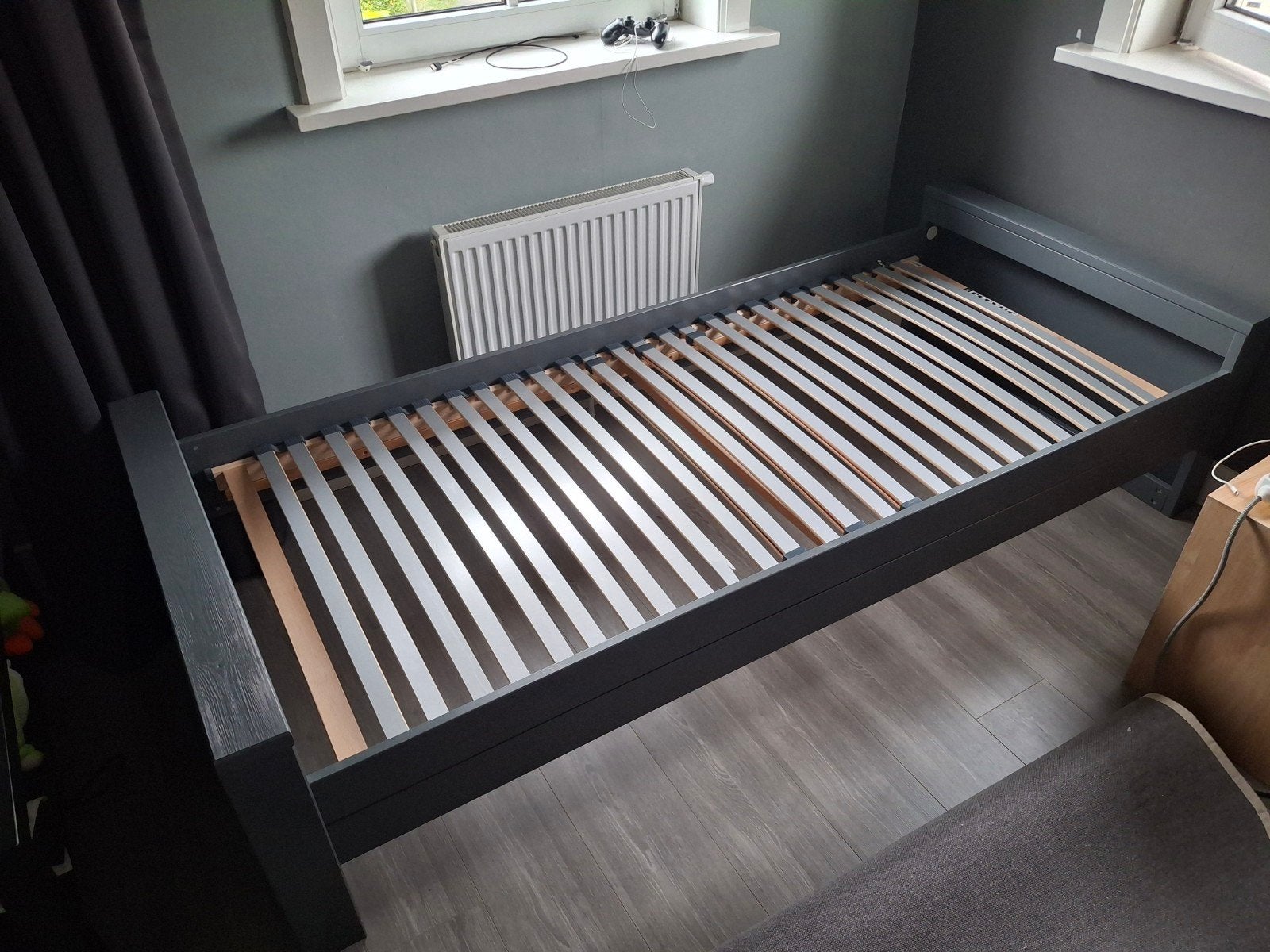 Eenpersoonsbed grijs/antraciet
90x200
Één la, Ophalen, 90 cm, Eenpersoons, Zo goed als nieuw