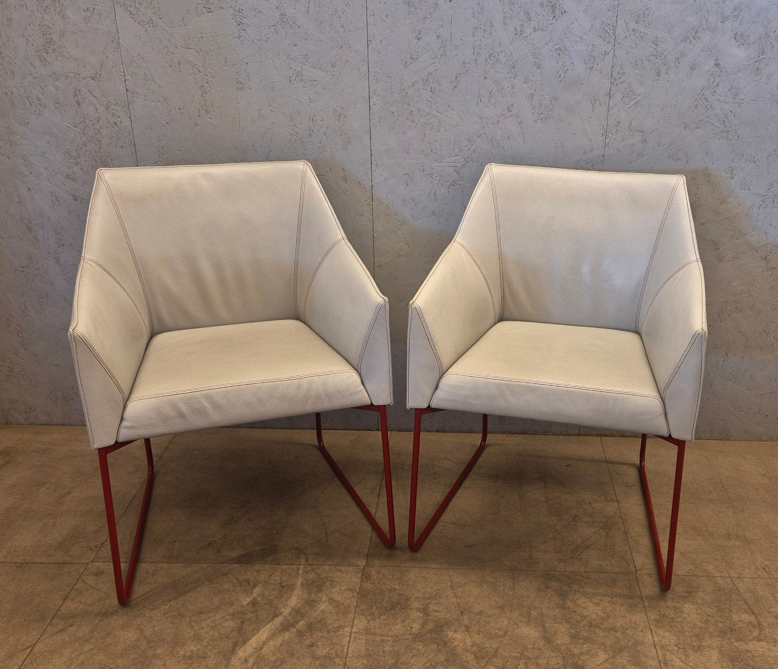 Leolux Mara eetkamerstoelen wit leer rood frame, Ophalen, Leolux, Zo goed als nieuw, N.v.t