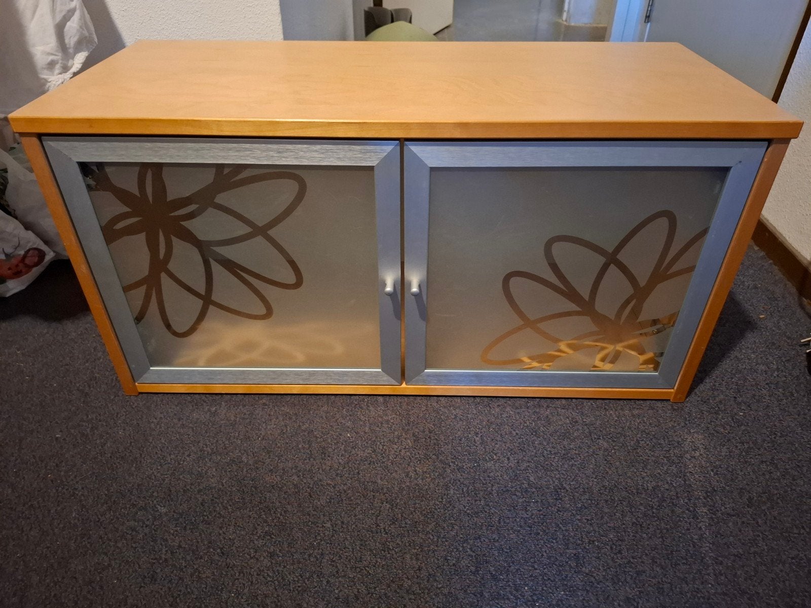 Houten ikea kastje met glazen deuren en bloemmotief, Ophalen, Zo goed als nieuw