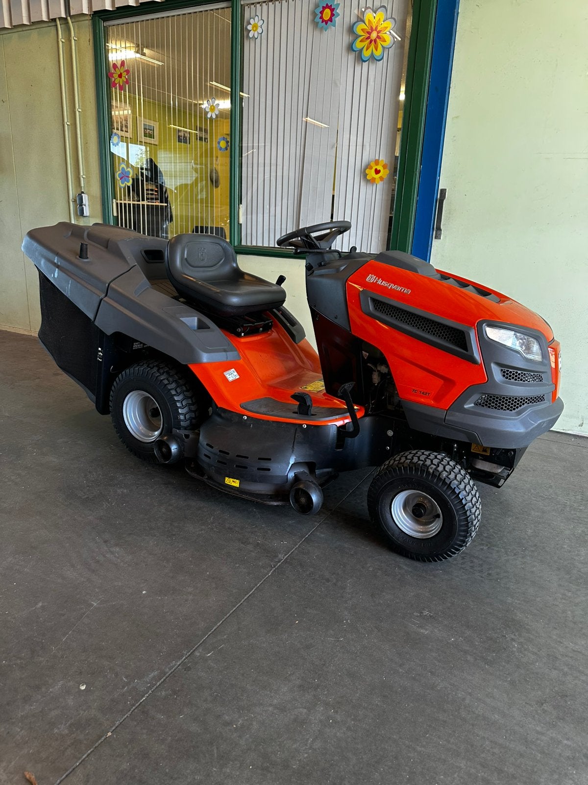 Husqvarna tc142t. Zitmaaier, Tuin en Terras, Zitmaaiers, Ophalen, Gebruikt, Opvangzak, 90 tot 120 cm