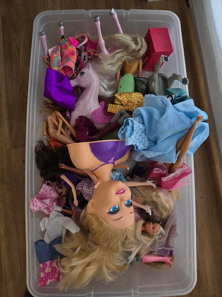 Barbies, barbiespullen en enkele pop, Ophalen, Gebruikt, Barbie