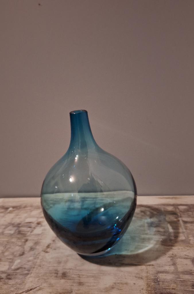 Turkoois handgemaakte Jelinek vaas, Ophalen of Verzenden, Zo goed als nieuw, Blauw, Glas