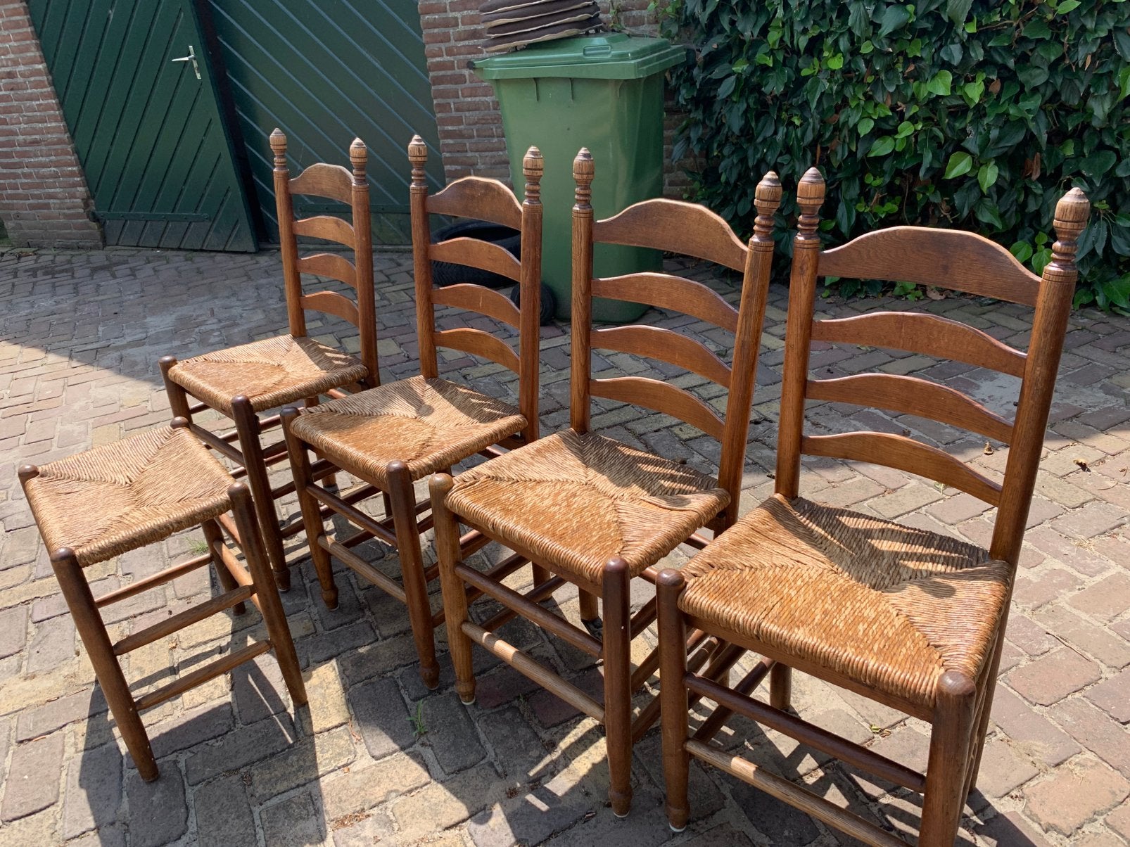 4 vintage eiken stoelen met krukje., Huis en Inrichting, Stoelen, Ophalen, Gebruikt, Bruin, Vier