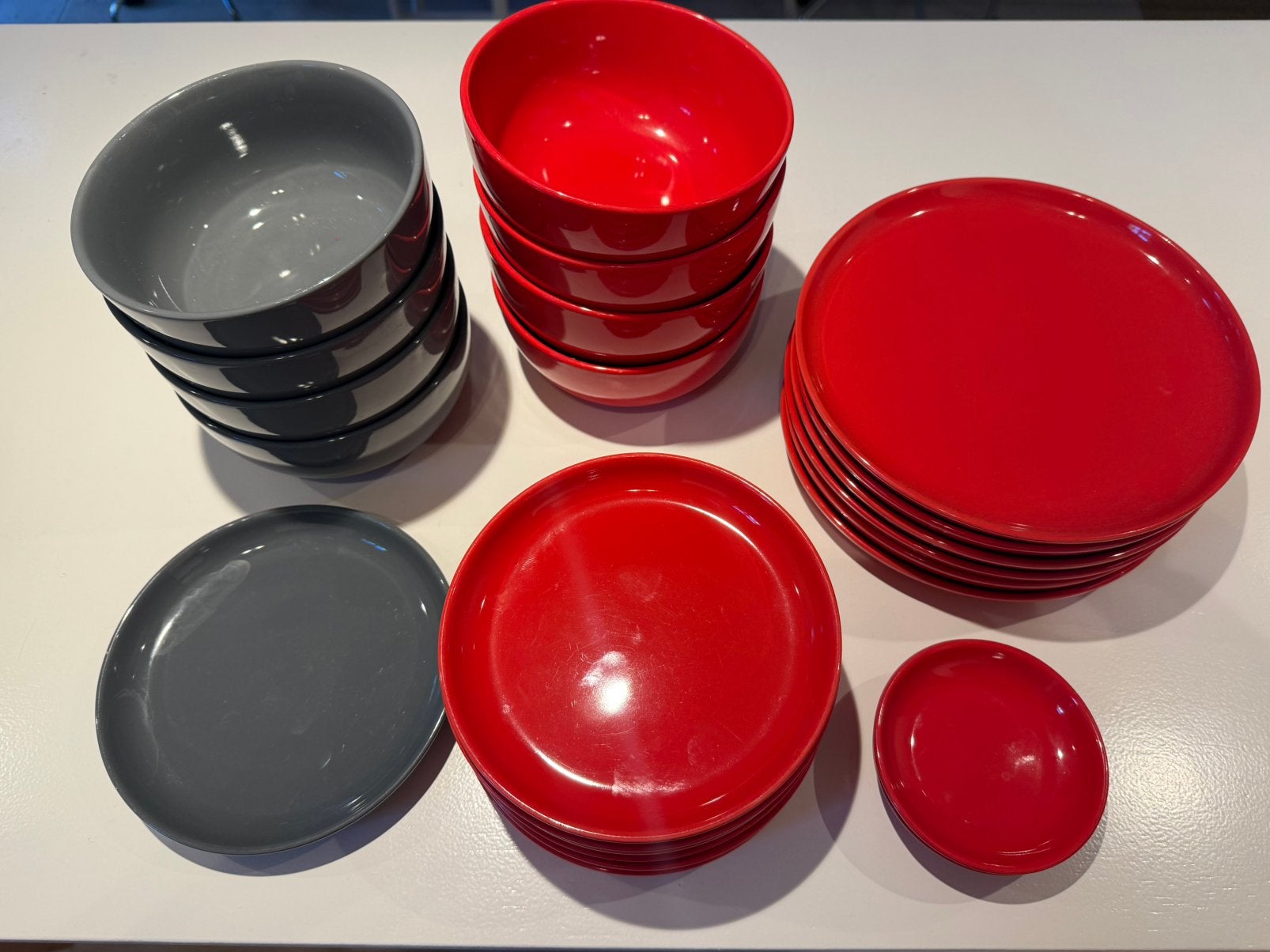 Kommen en borden in rood en grijs van HEMA, Hema, Gebruikt, Keramiek, Ophalen of Verzenden