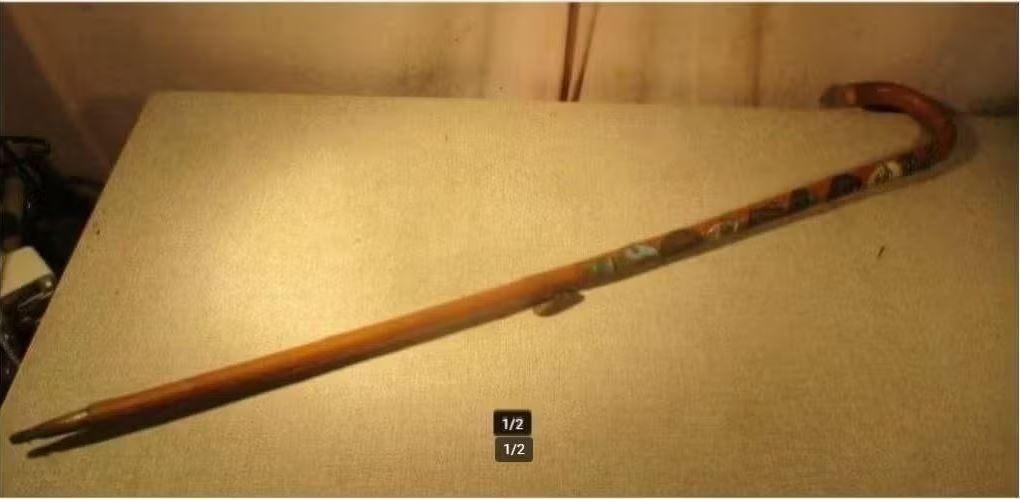 Mooie Antieke Houten Wandelstok met emblemen - 88cm, Diversen, Wandelstokken, Ophalen of Verzenden, Zo goed als nieuw