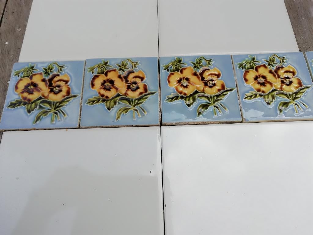 235 jugendstil wandtegels 7,5x7,5cm viooltjes in relief, Ophalen