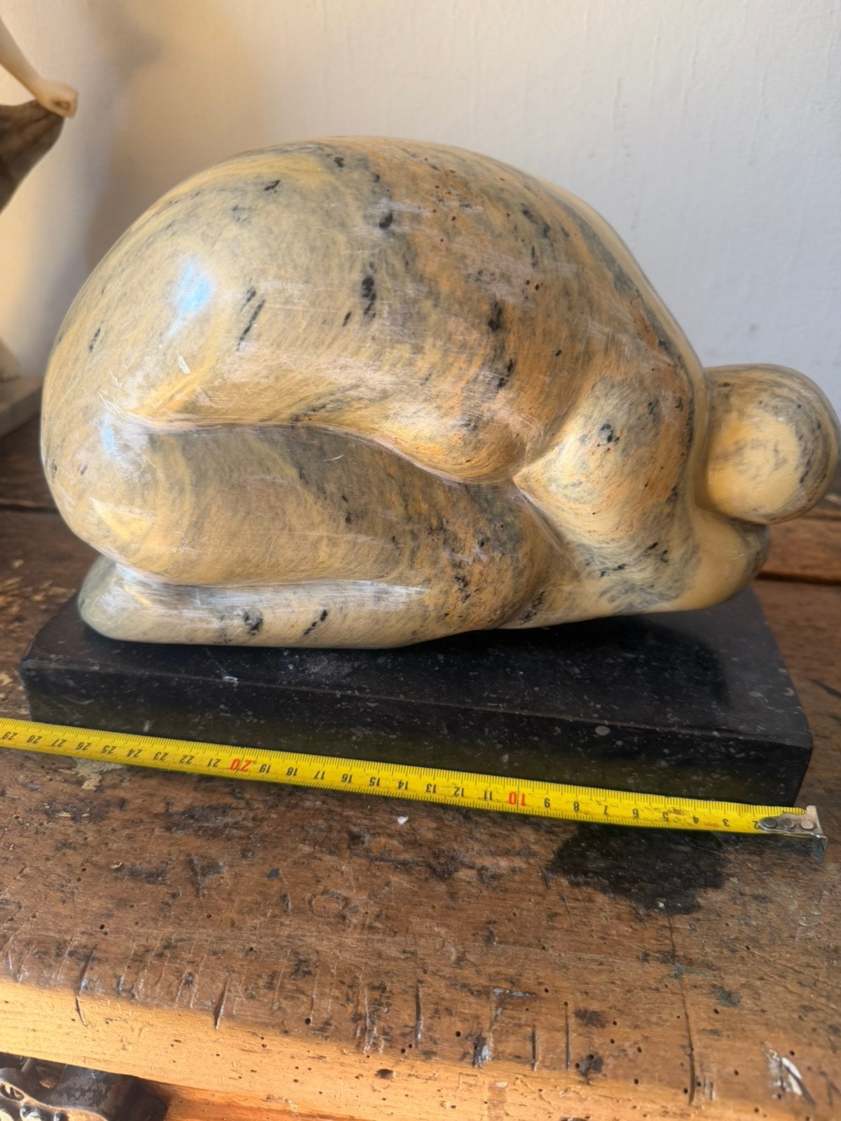 Zeer zwaar marmeren kunstwerk , knielende vrouw ,, Ophalen of Verzenden, Overige materialen, Beeld