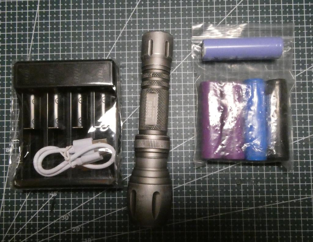 QTec oplaadbare Zaklamp met lader en extra batterijen, Ophalen of Verzenden, Gebruikt, Accu