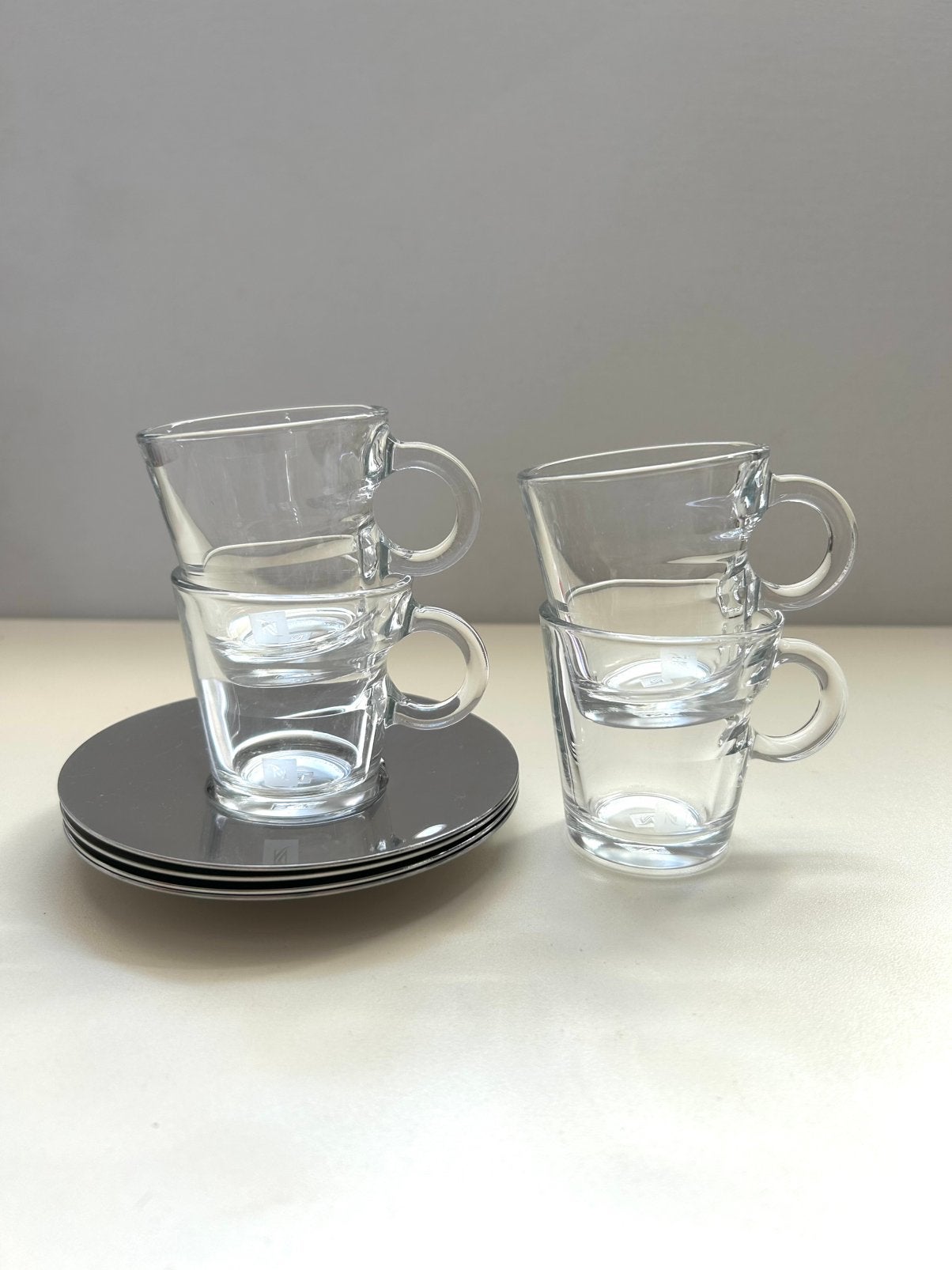 Nespresso kopjes met RVS schotels, Huis en Inrichting, Keuken | Servies, Ophalen of Verzenden, Overige stijlen, Kop(pen) en/of Schotel(s)