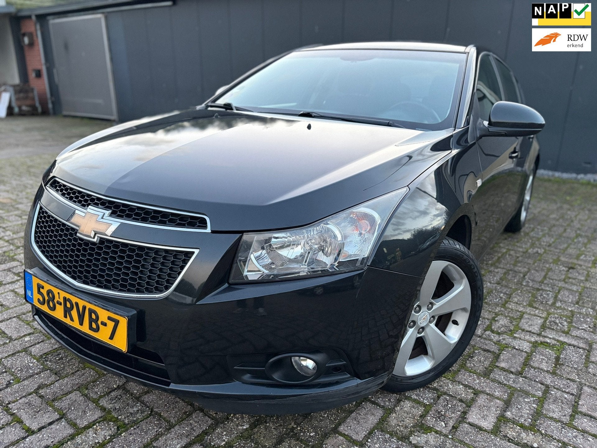 Chevrolet Cruze 1.8 LTZ/NAVI/P.sensor/Trekhaak/Cruise/APK!, Auto's, Voorwielaandrijving, Euro 5, Gebruikt, Zwart