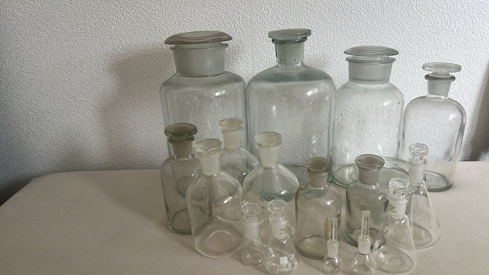 Diverse glazen voorraadpotten en laboratoriumflessen, Ophalen