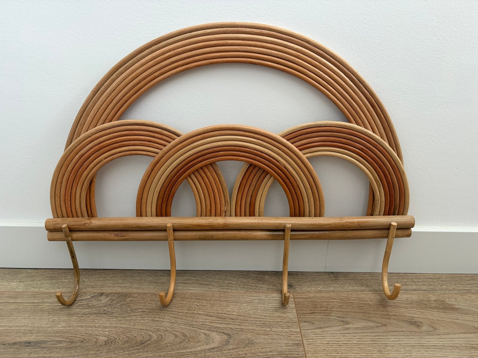 Rotan wandkapstok met regenboog design en 4 haken, Zo goed als nieuw, Minder dan 100 cm, Hout, Ophalen