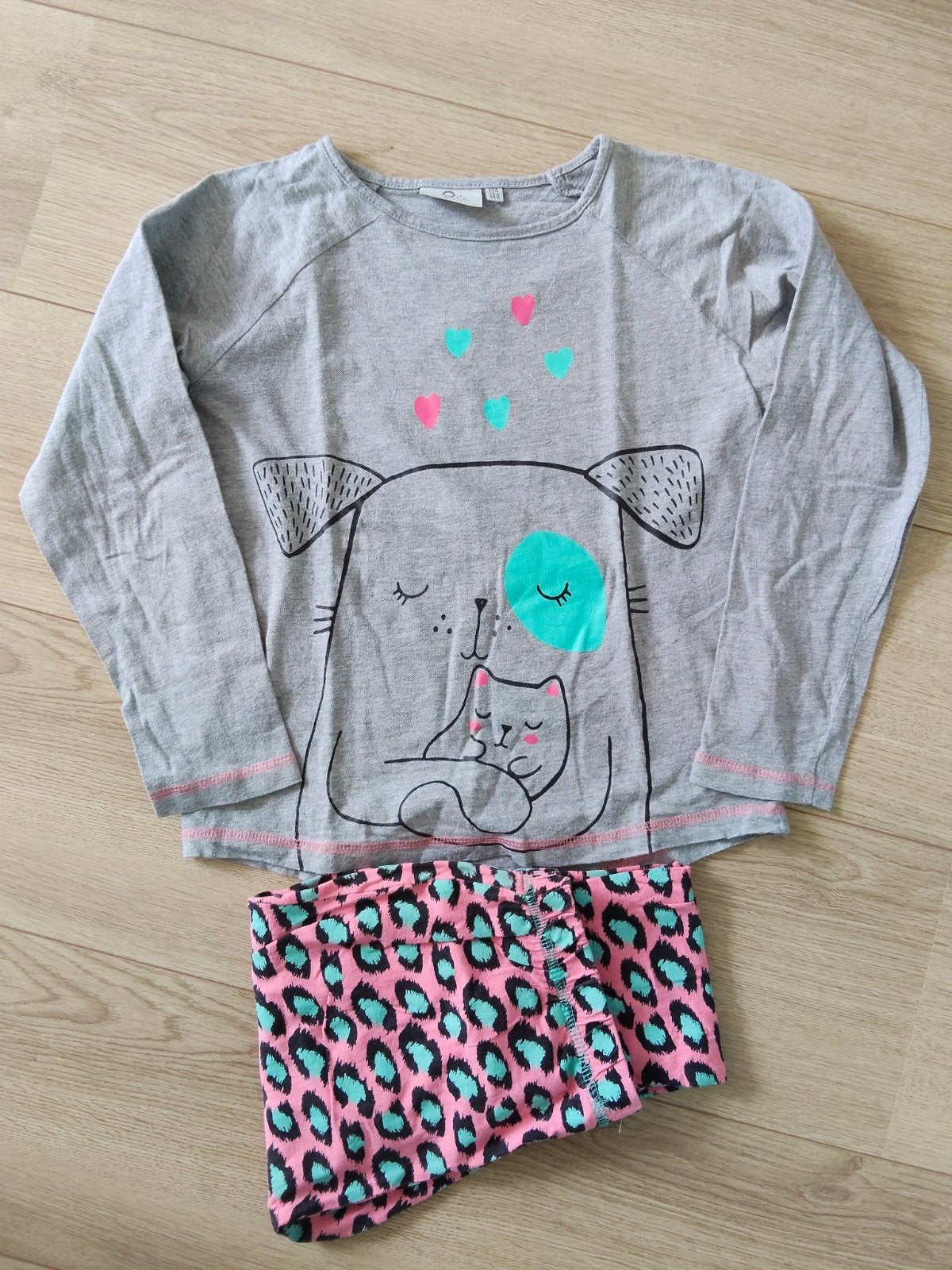 Zgan! Mooie grijze pyjama met hond en kat! Mt 134/140, Ophalen of Verzenden, Zo goed als nieuw, Meisje, Nacht- of Onderkleding