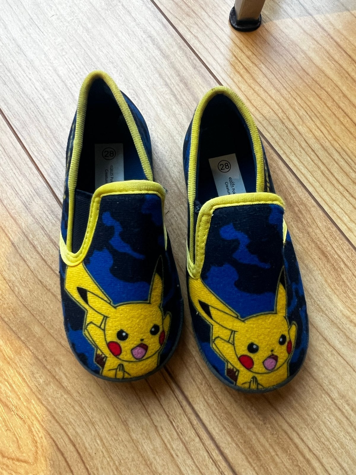 Leuke Pikachu sloffen maat 28 voor kinderen, Ophalen of Verzenden, Gebruikt, Jongen of Meisje, Overige typen
