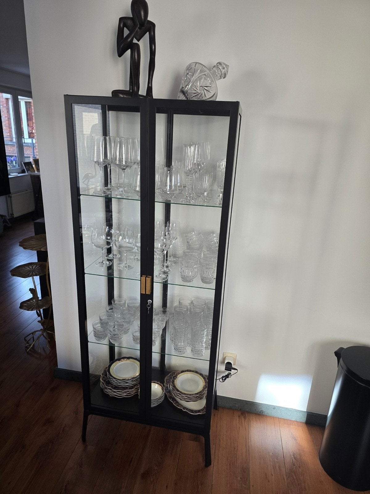 IKEA MILSBO Vitrinekast, antraciet, 73x175 cm, Huis en Inrichting, Kasten | Vitrinekasten, Ophalen