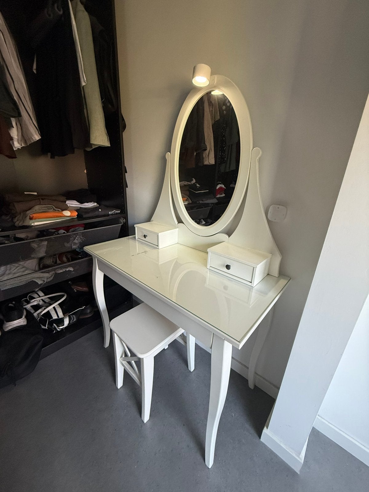 HEMNES Toilettafel met spiegel en krukje, wit, 100x50 cm, Ophalen, Gebruikt, 50 tot 100 cm, 150 tot 200 cm