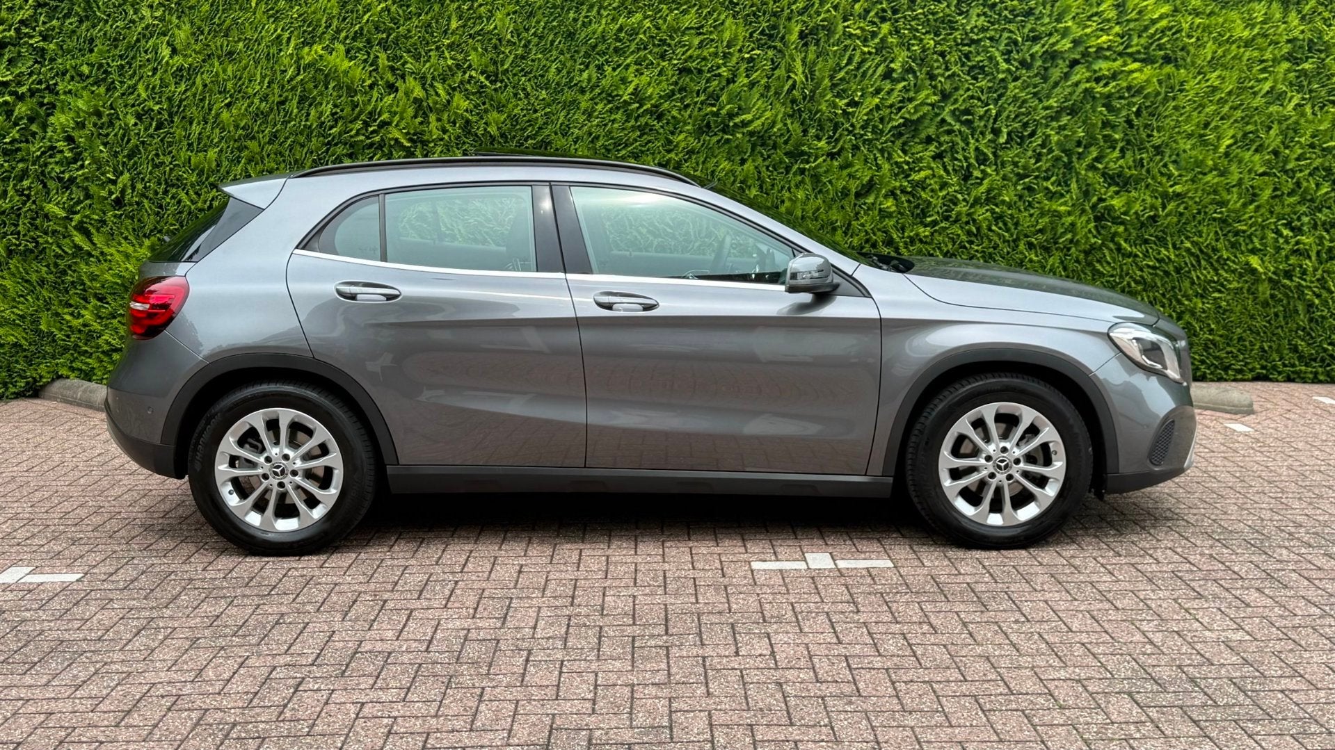 Mercedes-Benz GLA-klasse 180 | Business Solution + Ltd | Pan, Cruise Control, Gebruikt, 4 cilinders, 715 kg