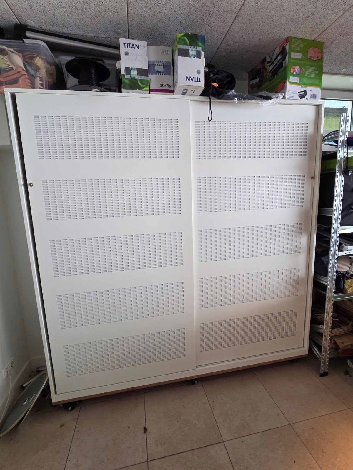 Grote metalen kast met schuifdeuren en planken, Ophalen, 200 cm of meer, Metaal, 25 tot 50 cm