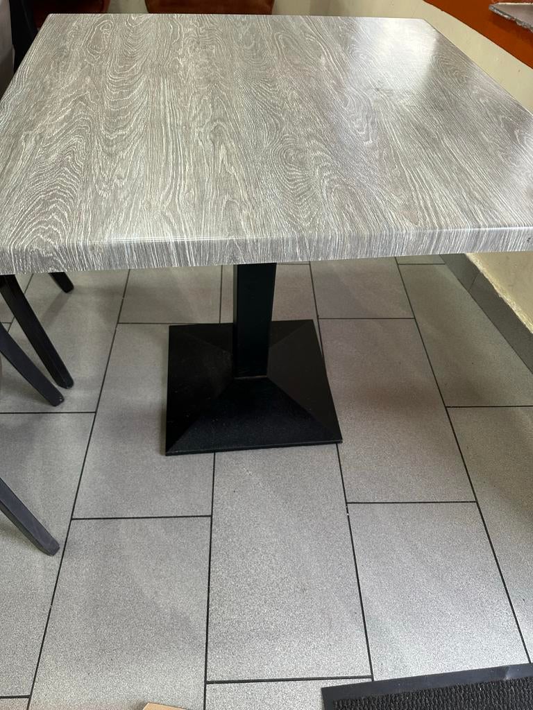 Hoera 3 eettafel met houtlook en metalen poot+ 8 stoelen, Gebruikt, Tot twee personen, Rechthoekig, Overige houtsoorten