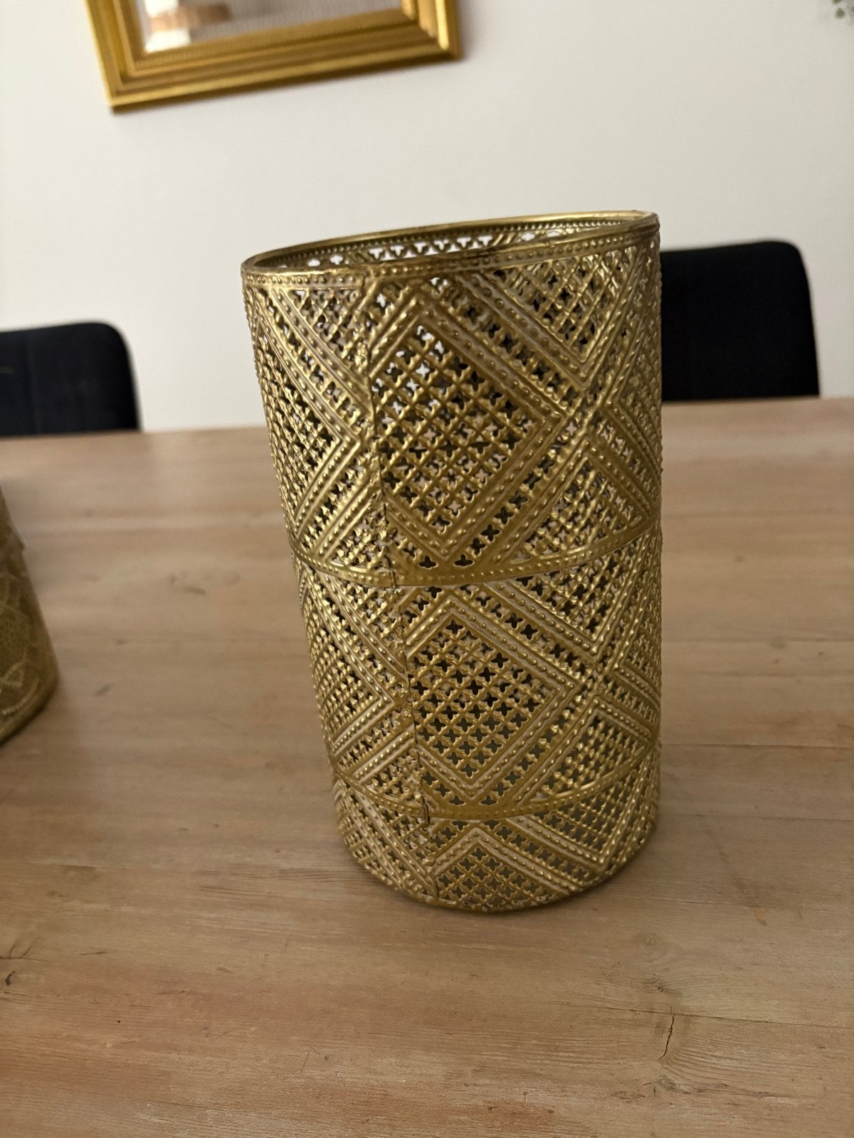 Gouden metalen vaas met patroon - 21 cm hoog, Huis en Inrichting, Gebruikt, Ophalen of Verzenden, Metaal, Geschikt voor droogbloemen
