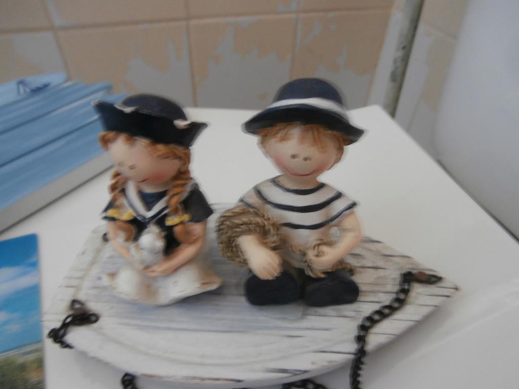 Poppetje figuurtje zeeman in bootje om te hangen zee strand, Ophalen of Verzenden, Gebruikt