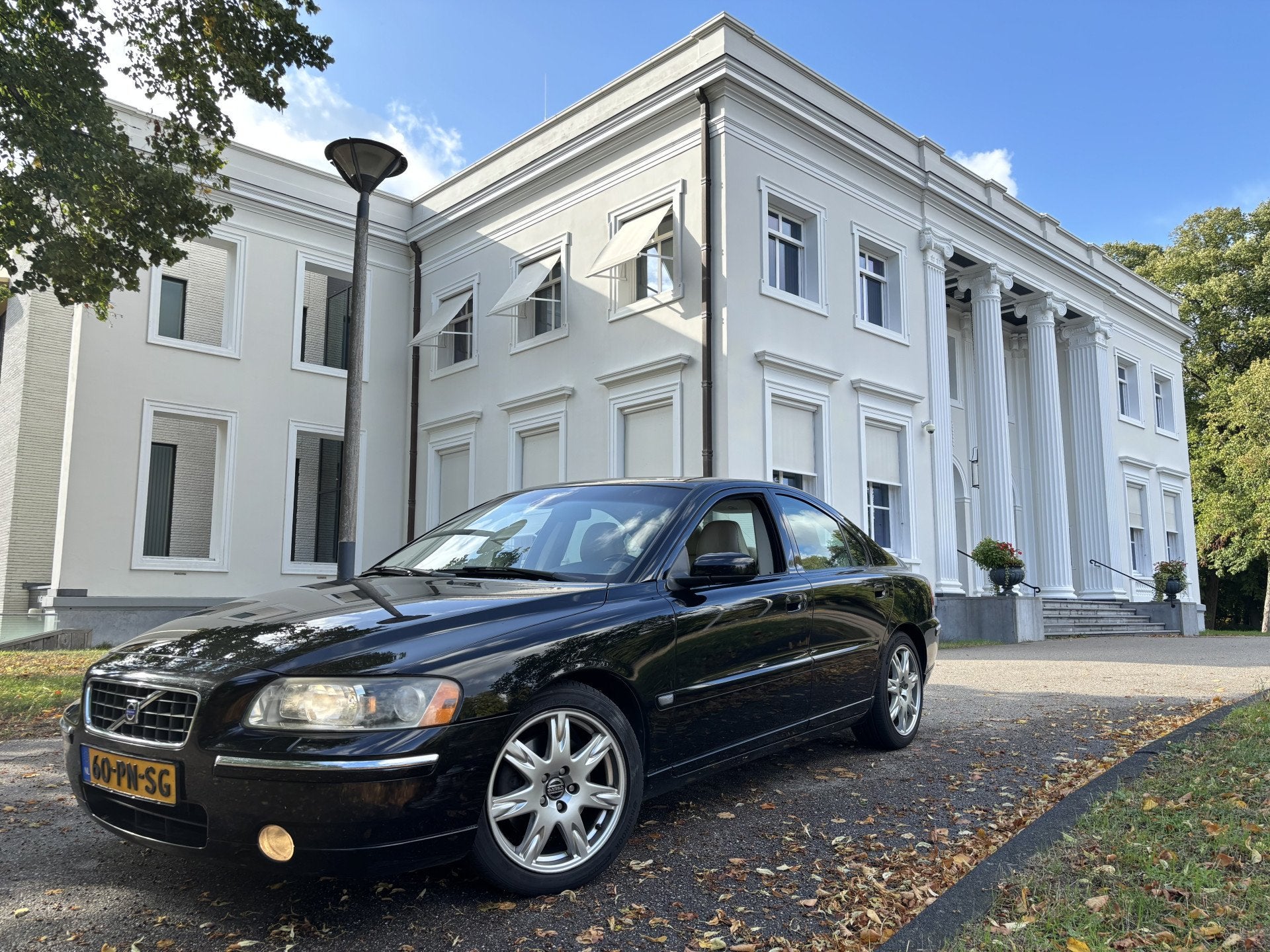 Volvo S60 2.5T SUMMUM, VOLLEDER, NAVIGATIE (bj 2004), Auto's, Voorwielaandrijving, Stoelverwarming, Gebruikt, S60