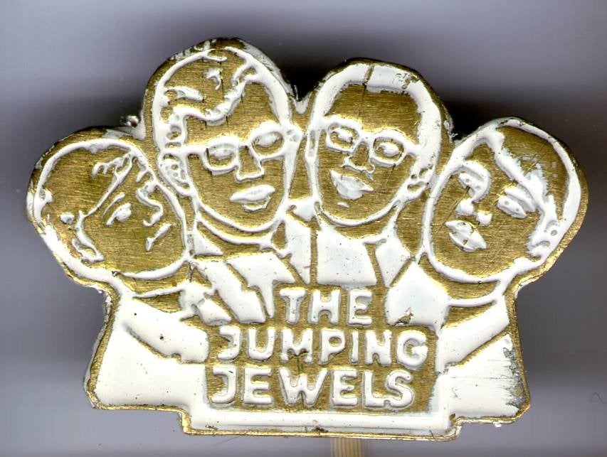 The Jumping Jewels wit op koper speldjes ( R_197), Verzenden, Nieuw, Figuurtje, Speldje of Pin