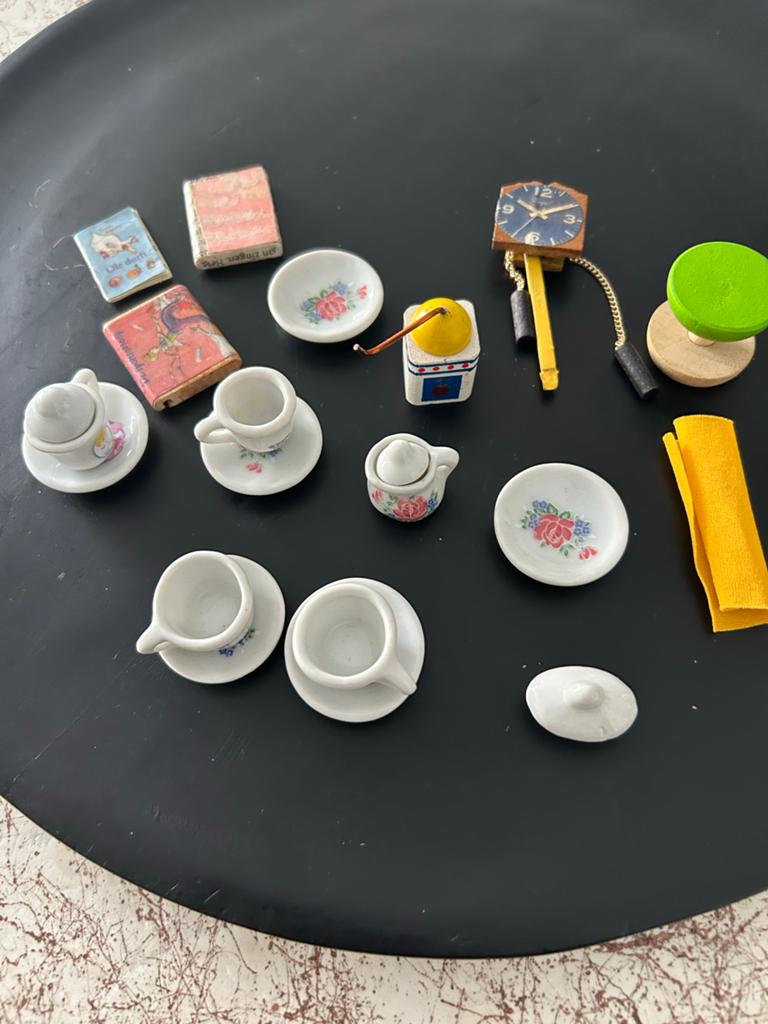 Miniatuur theeservies, klok en boeken, Ophalen of Verzenden, Gebruikt