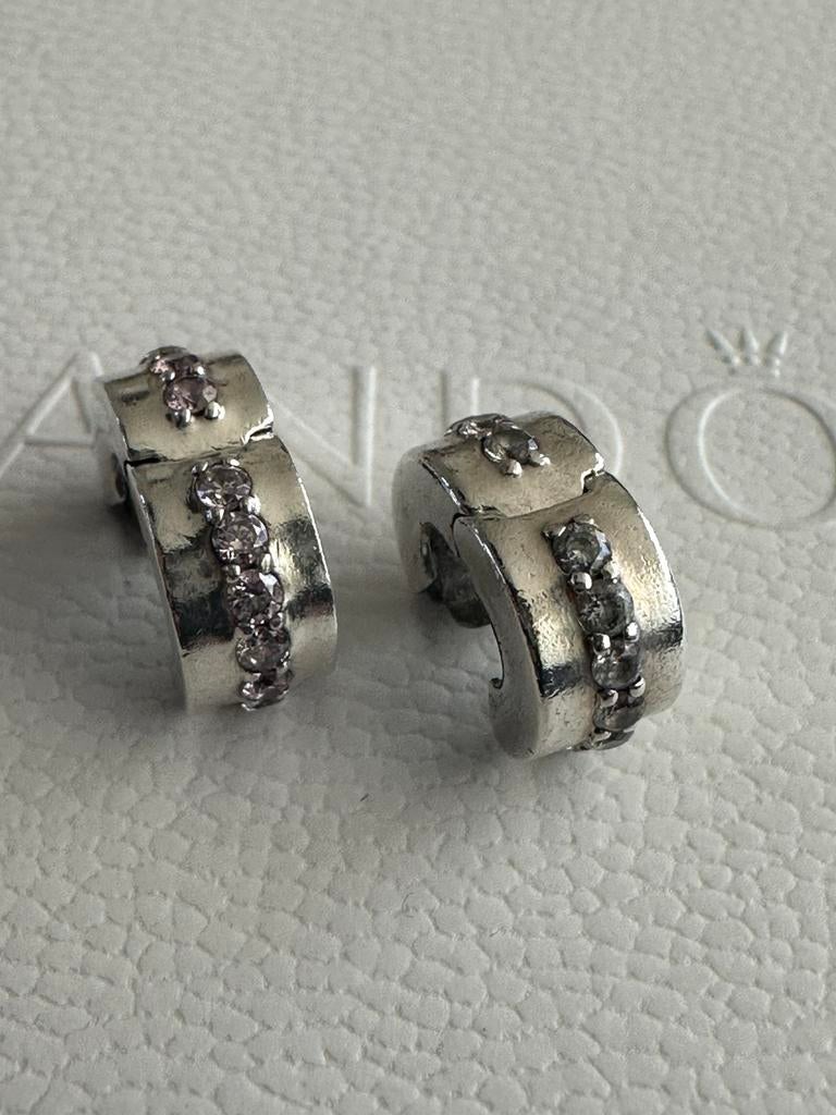 2 pandora clips met zirkonia steentjes, Pandora, Ophalen of Verzenden, Zo goed als nieuw, 2 of 3 bedels