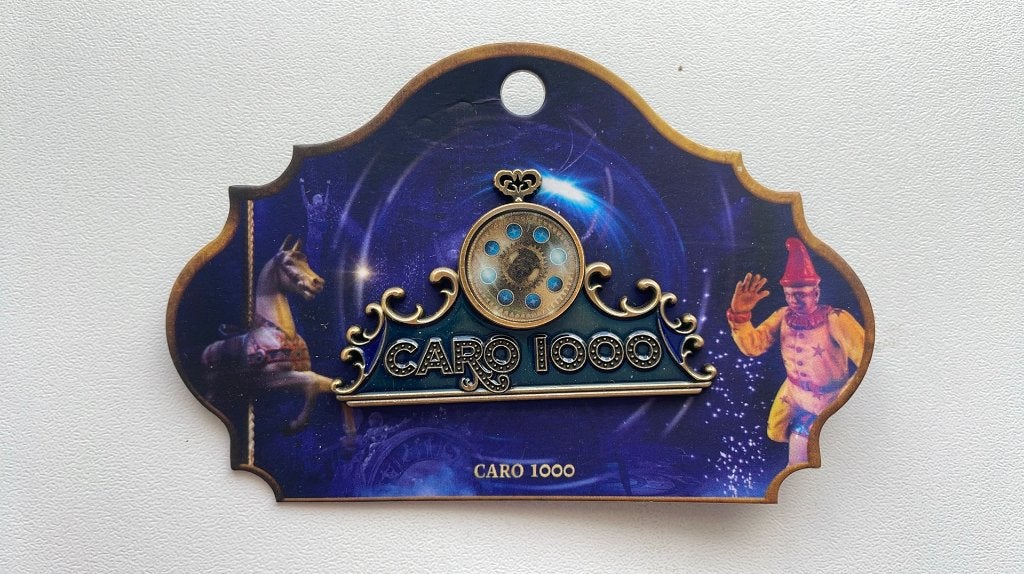 Efteling pin Caro 1000e voorstelling EPP 499 op kaartje, Ophalen of Verzenden, Nieuw, Button of Speldje