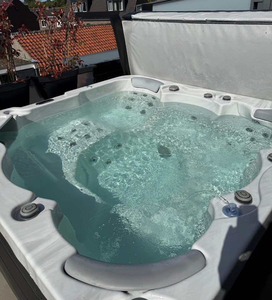 Wellis Spa Jacuzzi, Ophalen, Gebruikt, Pomp, Vast