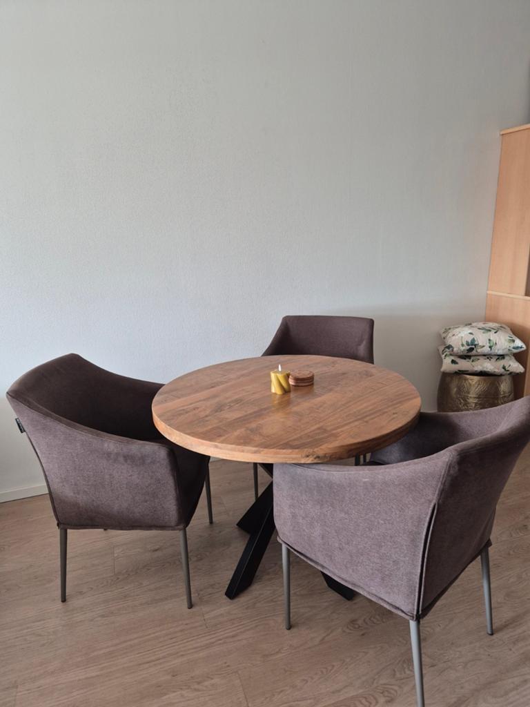 Ronde eettafel mangohout + 3 design eetkamerstoelen, Huis en Inrichting, Tafels | Eettafels, Ophalen, Rond, Zo goed als nieuw