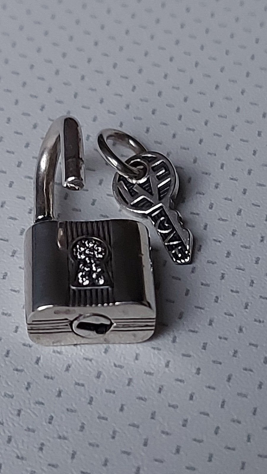 Originele Pandora bedel hanger slotje met sleuteltje LOVE, Pandora, Ophalen of Verzenden, Zo goed als nieuw, Zilver