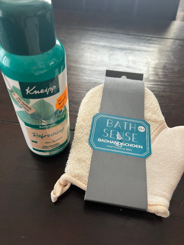 Kneipp badschuim mint eucalyptus 400 ml en badhandschoen, Ophalen of Verzenden, Nieuw, Bad & Douche