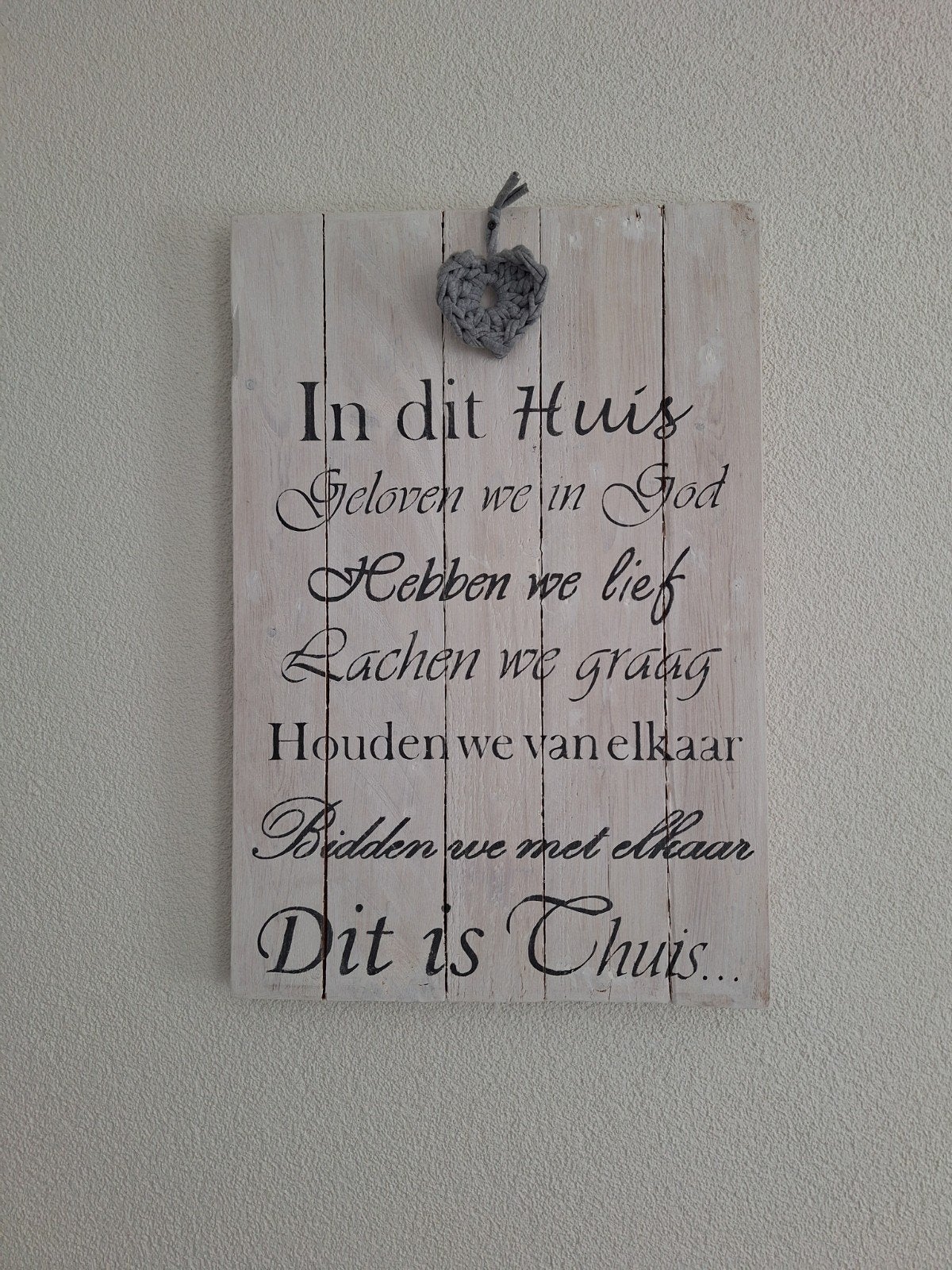Houten tekstbord 'In dit huis', Huis en Inrichting, Ophalen, Zo goed als nieuw