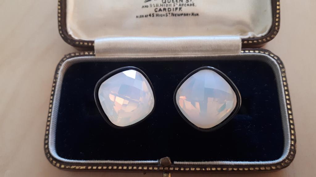 Vintage AGATHA PARIS Clip Oorbellen met Melkglas., Sieraden, Tassen en Uiterlijk, Antieke sieraden, Ophalen of Verzenden, Overige materialen