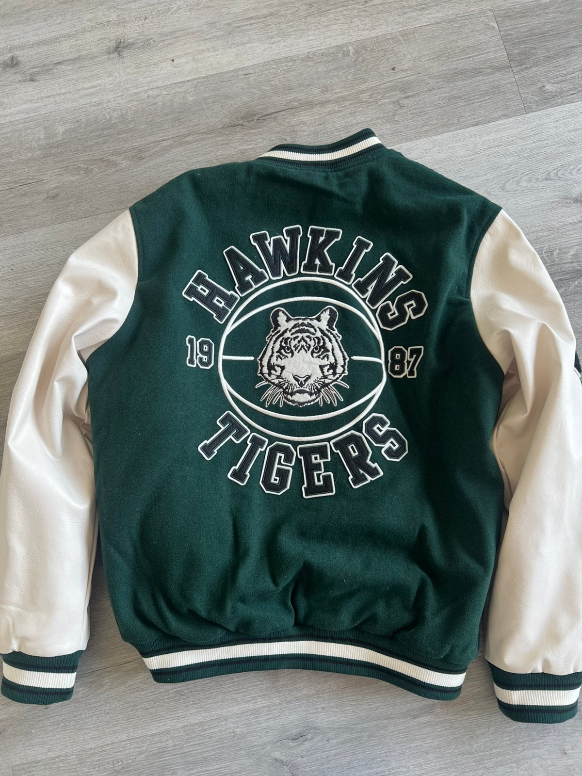 Ongedragen Stranger things vest hawkings, Ophalen of Verzenden, Zo goed als nieuw, Maat 56/58 (XL)