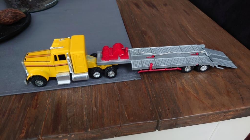 Freightliner Truck met Low Loader trailer en takel, Hobby en Vrije tijd, Modelauto's | 1:50, Ophalen of Verzenden, Zo goed als nieuw