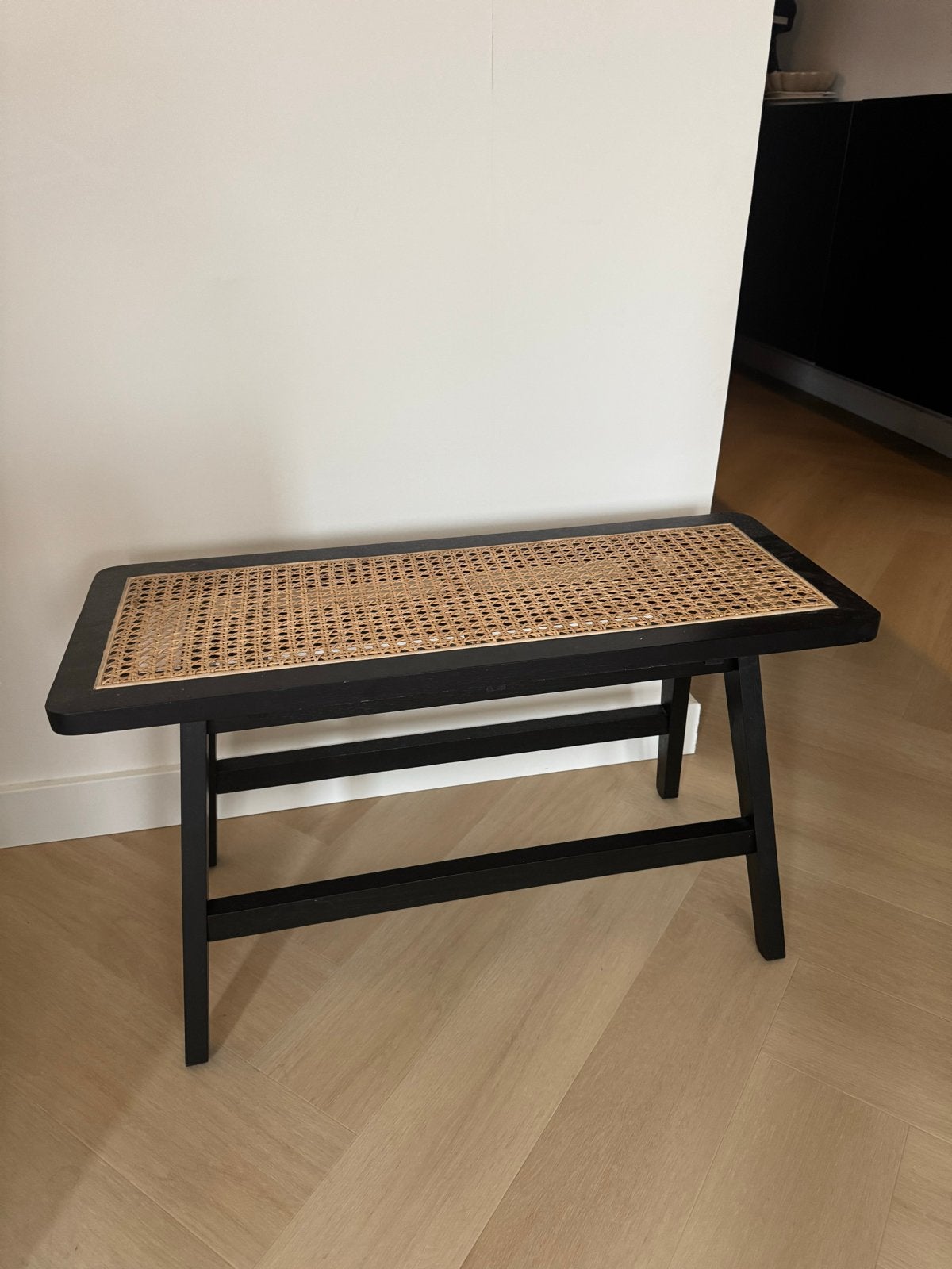 Zwart bankje met rotan zitting van H&M, Ophalen, Minder dan 75 cm, Tweepersoons, Zo goed als nieuw