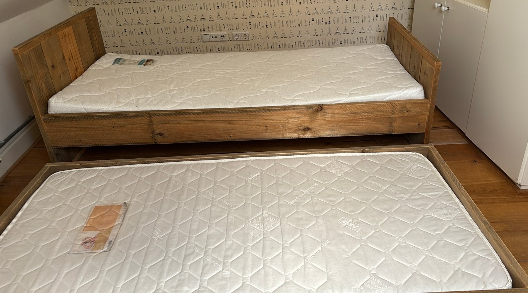 Steigerhouten bed met uitschuifbaar logeerbed, Ophalen, Gebruikt, 90 cm, Eenpersoons
