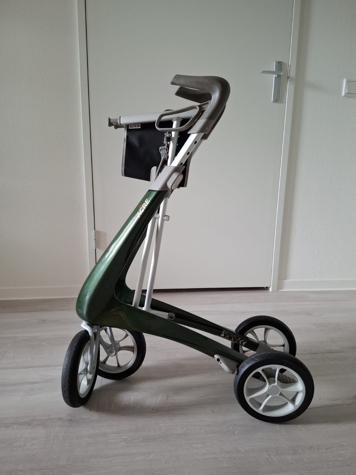 Rollator byAcre Carbon Ultralight, Ophalen, Lichtgewicht, Zo goed als nieuw